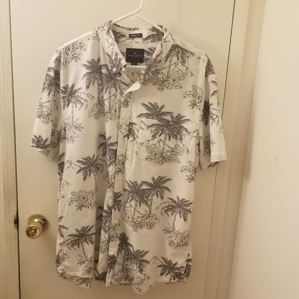 Mens American Eagle short sleeve palm tree print button up shirt. Size XL